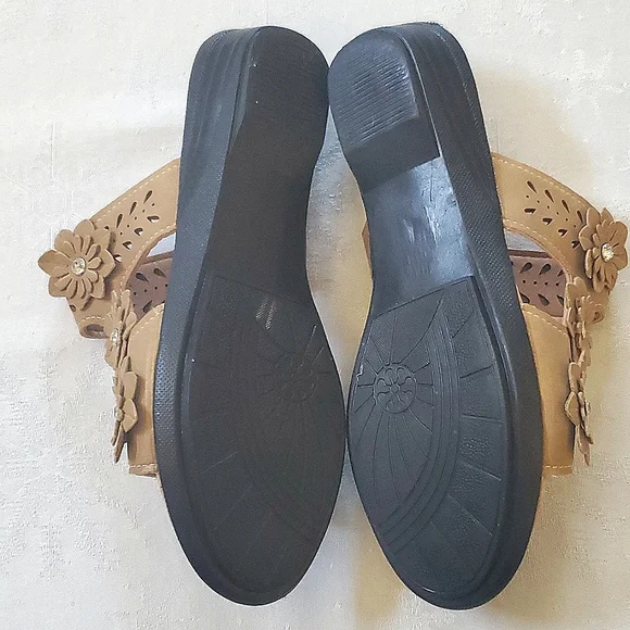 Belladia Comfort Wide Tan Beige Floral Shoes Women's Size 8W - Picture 10 of 11